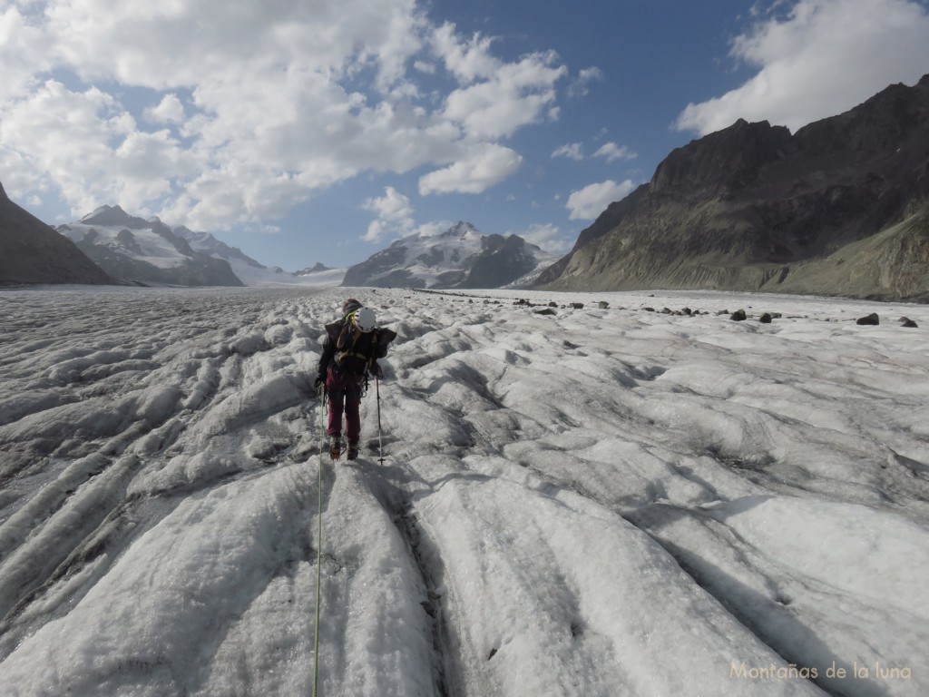 Olga marchando por el centro del Glaciar Aletsch en busca del Refugio de Konkordia